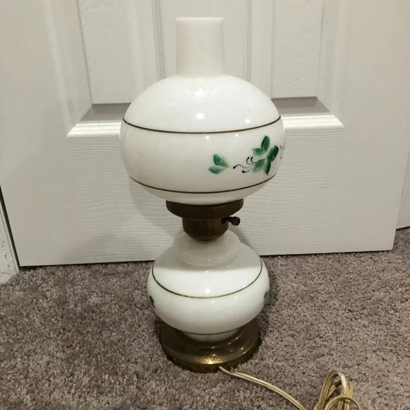 Vintage Milk glass Green leaf Hurricane Parlor Lamp Gone With The Wind style - Picture 6 of 12